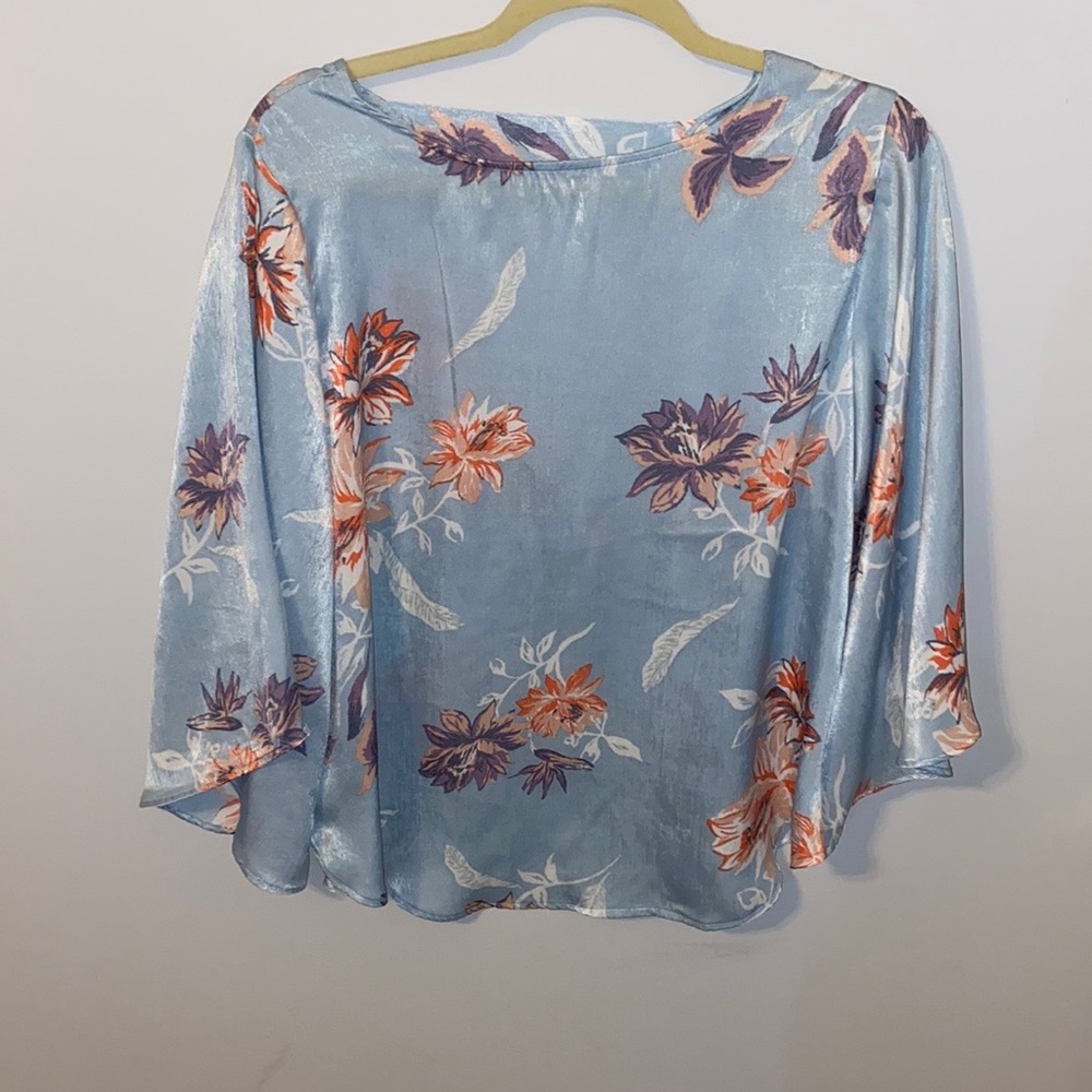 Small open back floral blouse light blue